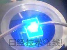   發(fā)光試驗中的LED元件?；宄叽纾?cm見方，元件尺寸：0.3mm見方，注入電流：約200mA，中心波長：450nm 