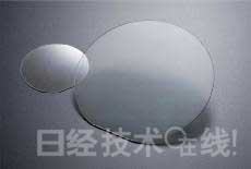 GaN晶圓。左為2英寸產(chǎn)品，右為4英寸產(chǎn)品
