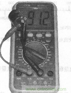 數(shù)字式萬用表測量電容示意圖