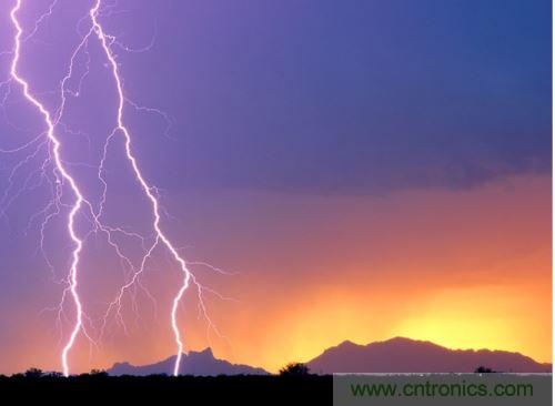 【導(dǎo)讀】處于空間變化的強(qiáng)電磁場中的物體，由于電磁感應(yīng)，在其內(nèi)部就會產(chǎn)生很高的感應(yīng)電動勢，很容易造成意外。現(xiàn)在家用電器的也采取了各種相應(yīng)的防護(hù)措施，特別是雷電的防護(hù)，不要以為在家里的電器就不怕雷電哦，“家里”也不安全的，所以雷天下電器防雷常識還是不可少的。  家用電器的防護(hù)，除了避免人為損壞外，諸多不可抗力因素所帶來的損壞也要采取相應(yīng)的防護(hù)措施，特別是雷電的防護(hù)。雷電流在50～100微秒的時間內(nèi)，從０變化到幾萬安，再由幾萬安變化到０，在其周圍空間會產(chǎn)生瞬變的強(qiáng)電磁場。處于空間變化的強(qiáng)電磁場中的物體，由于電磁感應(yīng)，在其內(nèi)部就會產(chǎn)生很高的感應(yīng)電動勢。以前，由于它的成災(zāi)概率極小，沒有引起人們的注意，但隨著微電子技術(shù)的重大進(jìn)展，超大規(guī)模集成電路誕生，它的能耗小、靈敏度極高等特點，使得其容易被損壞。          在建筑物內(nèi)，大量布設(shè)著各種導(dǎo)體線路。當(dāng)建筑物遭受雷擊或其周圍發(fā)生雷擊時，雷電流將在建筑物內(nèi)部空間產(chǎn)生瞬態(tài)磁場脈沖，這種磁場脈沖干擾上述回路后，將在回路中感應(yīng)出瞬態(tài)過電壓，危及這些回路相連的設(shè)備。雖然建筑物做好了防雷措施，但建筑物不可避免的會出現(xiàn)露洞。比如大面積的門窗可以讓電磁波入侵來去自由，輸電線路引雷入室等等。甚至有些電器還是露天使用的，因此應(yīng)做好電器防雷。 6   電力系統(tǒng)因其裸露而置于高空，是最易遭受雷擊的。20世紀(jì)初，在電力系統(tǒng)應(yīng)用到輸電線中上時創(chuàng)造了避雷線，即接閃器是一根或兩根架設(shè)在輸電線上方的接地鋼線，也就是前面所稱的“避雷線”。由于它簡單有效，所以在房屋建筑上也推廣了這種形式的接閃器，將它安裝在房屋上容易發(fā)生雷擊的地方，起到避雷的作用?，F(xiàn)在許供電線路采用地下電纜，對防雷有了很大的幫助。但高壓運(yùn)輸還是必須架空明線，因此，必須使用避雷線。          人們通常用過壓保護(hù)器來保護(hù)電器。其防雷原理是：這種保護(hù)器有兩個端口，電器電源火線與零線分別各接保護(hù)器的一個端口，每個保護(hù)器另一端再接地，通過間隙擊穿達(dá)到對地放電的目的。在正常工作電壓下，避雷器間隙不會被擊穿，當(dāng)過電壓沿導(dǎo)線傳過來危及被保護(hù)設(shè)備的過電壓時，避雷器間隙很快被擊穿，對地放電，使大量的電荷都泄入到大地，從而限制了被保護(hù)設(shè)備的輸入電壓，起到了保護(hù)設(shè)備的作用。過電壓過去以后，間隙能迅速恢復(fù)，使電器正常工作。一些高檔的電器自帶保護(hù)器，但是還有許多的電器沒有這一裝置。因此，應(yīng)在入戶電線接上保護(hù)器。在雷暴天氣時，如果沒有特別的用電要求，最好將入戶總閘關(guān)閉。          微電子技術(shù)的發(fā)展，用電器大量使用集成電路。雷電發(fā)生時的電磁效應(yīng)是集成電路的克星。而現(xiàn)在使用集成電路最多的莫過于計算機(jī)了，為了防止電磁感應(yīng)對其的破壞，計算機(jī)的主機(jī)外殼一般由金屬制成。利用金屬的靜電屏蔽和對電磁波的趨膚效應(yīng)，對防止感應(yīng)雷有很好的效果。