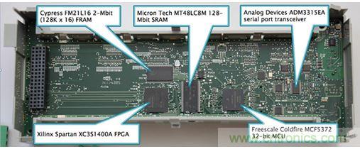 圖8：Micro850上的主處理板由負責系統管理、運行時控制和用戶界面的飛思卡爾(現恩智浦)Coldfire MCF5372 32位MCU、提供通信和電機控制及可能一些專有功能的賽靈思Spartan XC351400A FPGA組成。
