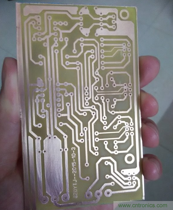 嘗試了四次PCB制作， 最后一發算是成功了
