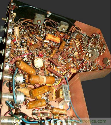 1948年Motorola的VT-71「Golden View」7吋電視機就是采用點對點接線。（圖片來源：Wikimedia/Westernelectric555）
